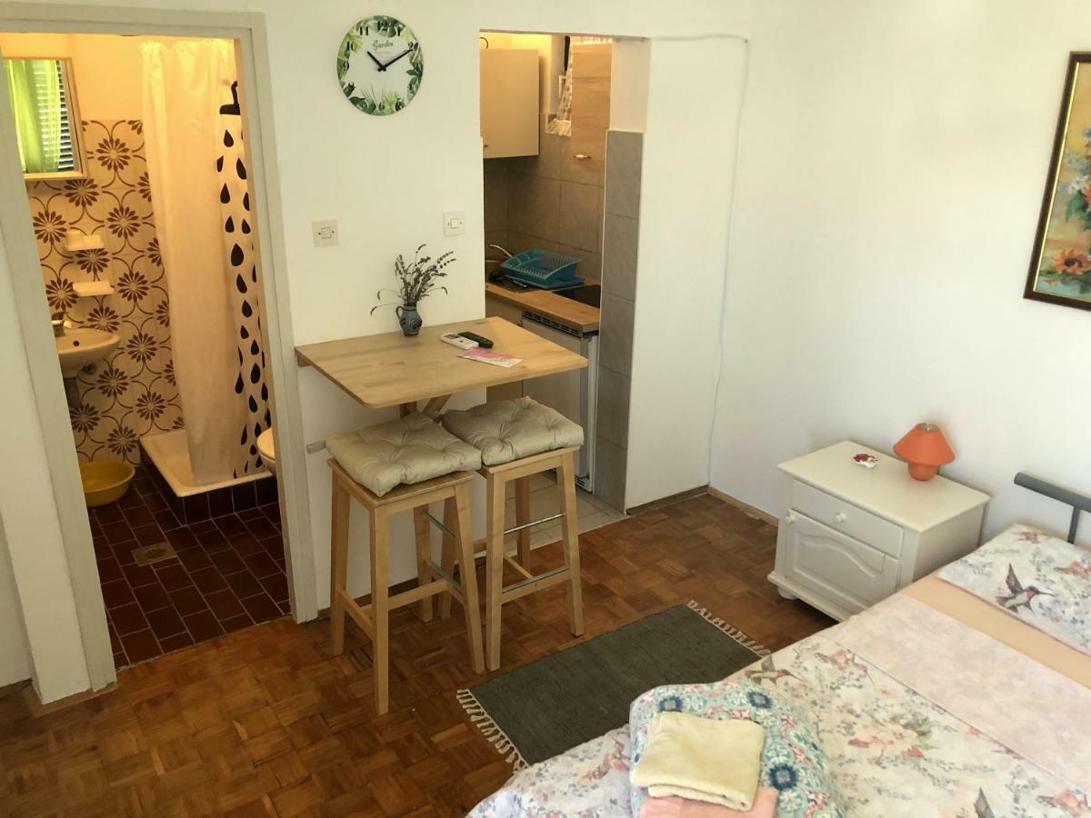 Guesthouse Vila Ruzmarin Ždrelac エクステリア 写真